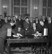 1975, Warszawa, Polska.
Towarzystwo Przyjaźni Polsko-Radzieckiej - podpisanie umowy o współpracy między Zarządem Głównym TPPR w Polsce (Jan Szydlak, z prawej) i Zarządem Centralnym TPPR w ZSRR (Aleksiej Szitikow, z lewej). 
Fot. Romuald Broniarek, zbiory Ośrodka KARTA