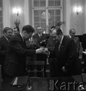 1975, Warszawa, Polska.
Towarzystwo Przyjaźni Polsko-Radzieckiej - podpisanie umowy o współpracy między Zarządem Głównym TPPR w Polsce (Jan Szydlak, z prawej) i Zarządem Centralnym TPPR w ZSRR (Aleksiej Szitikow, z lewej).
Fot. Romuald Broniarek, zbiory Ośrodka KARTA