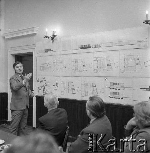1975, Warszawa, Polska.
Powołanie przez Towarzystwo Przyjaźni Polsko-Radzieckiej komitetu budowy 