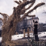 1975, Warszawa, Polska.
Chochoły w Ogrodzie Botanicznym Uniwersytetu Warszawskiego. W tle Budynek Obserwatorium Astronomicznego UW.
Fot. Romuald Broniarek, zbiory Ośrodka KARTA
