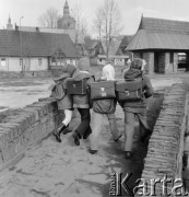 1975, Poronin, Polska.
Dzieci w pobliżu Muzeum Lenina.
Fot. Romuald Broniarek, zbiory Ośrodka KARTA