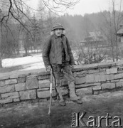 1975, Poronin, Polska.
Góral w pobliżu Muzeum Lenina.
Fot. Romuald Broniarek, zbiory Ośrodka KARTA