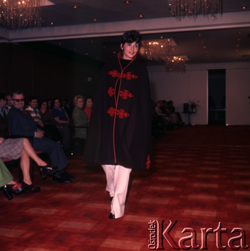 1975, Warszawa, Polska.
Pokaz mody Zakładów Przemysłu Odzieżowego Cora w Hotelu Forum.
Fot. Romuald Broniarek, zbiory Ośrodka KARTA