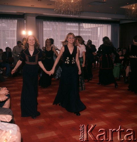 1975, Warszawa, Polska.
Pokaz mody Zakładów Przemysłu Odzieżowego Cora w Hotelu Forum.
Fot. Romuald Broniarek, zbiory Ośrodka KARTA