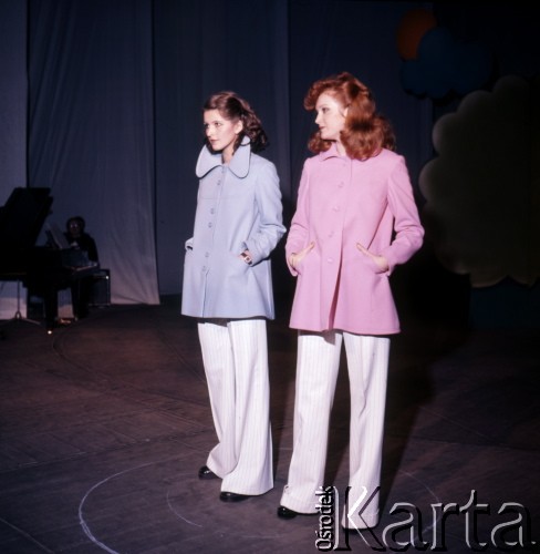 1975, Warszawa, Polska.
Pokaz mody Zakładów Przemysłu Odzieżowego Cora w Hotelu Forum.
Fot. Romuald Broniarek, zbiory Ośrodka KARTA