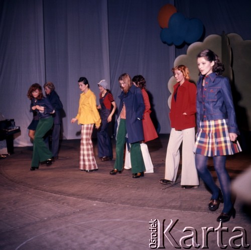 1975, Warszawa, Polska.
Pokaz mody Zakładów Przemysłu Odzieżowego Cora w Hotelu Forum.
Fot. Romuald Broniarek, zbiory Ośrodka KARTA