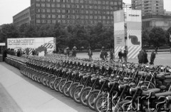 1975, Warszawa, Polska.
Kiermasz Polmozbytu na placu Defilad.
Fot. Romuald Broniarek, zbiory Ośrodka KARTA