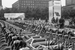 1975, Warszawa, Polska.
Kiermasz Polmozbytu na placu Defilad.
Fot. Romuald Broniarek, zbiory Ośrodka KARTA