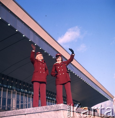 1975, Warszawa, Polska.
Pracownice Polskich Kolei Państwowych na Dworcu Centralnym.
Fot. Romuald Broniarek, zbiory Ośrodka KARTA