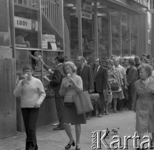 1975, Góra Kalwaria, Polska.
Lodziarnia.
Fot. Romuald Broniarek, zbiory Ośrodka KARTA