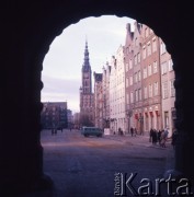 1975, Gdańsk, Polska.
Długi Targ od strony Zielonej Bramy. W tle Ratusz Głównego Miasta.
Fot. Romuald Broniarek, zbiory Ośrodka KARTA