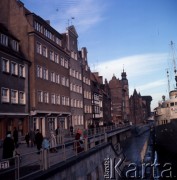 1975, Gdańsk, Polska.
Długie Pobrzeże nad Motławą. W tle Żuraw.
Fot. Romuald Broniarek, zbiory Ośrodka KARTA