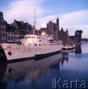 1975, Gdańsk, Polska.
Długie Pobrzeże nad Motławą. W oddali Żuraw.
Fot. Romuald Broniarek, zbiory Ośrodka KARTA