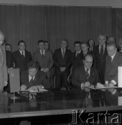 1976, Warszawa, Polska.
Towarzystwo Przyjaźni Polsko-Radzieckiej - podpisanie w Sejmie umowy o współpracy między Zarządem Głównym TPPR w Polsce (Jan Szydlak, z prawej) i Zarządem Centralnym TPPR w ZSRR (Aleksiej Szitikow, z prawej). Ambasador ZSRR w Polsce Stanisłau Piłatowicz (czwarty z lewej).
Fot. Romuald Broniarek, zbiory Ośrodka KARTA