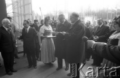 6.04.1977, Katowice, Polska.
Dni Radzieckiej Nauki i Techniki. Władimir Kirillin - przewodniczący państwowego Komitetu Rady Ministrów ZSRR ds. Nauki i Techniki (pierwszy z prawej), premier Piotr Jaroszewicz (drugi z prawej) oraz Zdzisław Grudzień - członek Biura Politycznego KC PZPR (w drugim rzędzie, pierwszy z prawej).
Fot. Romuald Broniarek, zbiory Ośrodka KARTA