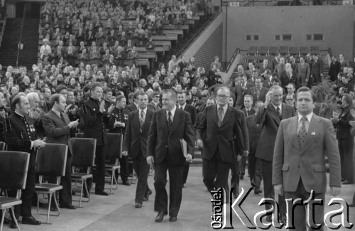 6.04.1977, Katowice, Polska.
Spodek, Hala Widowiskowo-Sportowa - Dni Radzieckiej Nauki i Techniki. Zdzisław Grudzień - członek Biura Politycznego KC PZPR (w drugim rzędzie pierwszy z lewej), Władimir Kirillin - przewodniczący państwowego Komitetu Rady Ministrów ZSRR ds. Nauki i Techniki (w drugim rzędzie drugi z lewej), premier Piotr Jaroszewicz (w drugim rzędzie z uniesioną ręką), ambasador ZSRR w Polsce Stanisłau Piłatowicz (za Władimirem Kirillinem, z lewej) oraz minister nauki, szkolnictwa wyższego i techniki prof. dr hab. inż. Sylwester Kaliski (z tyłu w środku).
Fot. Romuald Broniarek, zbiory Ośrodka KARTA