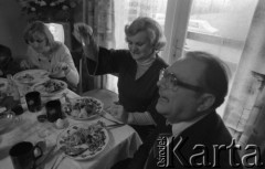 1977, Brwinów, Polska.
70-lecie Teofila Broniarka. Dziennikarz Zygmunt Broniarek (z prawej). 
Fot. Romuald Broniarek, zbiory Ośrodka KARTA