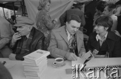 1977, Warszawa, Polska.
Kiermasz Książki na placu Defilad. Pisarz rosyjski Jurij Bondariew (w środku) oraz pisarz Jerzy Putrament (z lewej).
Fot. Romuald Broniarek, zbiory Ośrodka KARTA