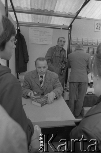 1977, Warszawa, Polska.
Kiermasz Książki na placu Defilad. Włodzimierz Tadeusz Kowalski podpisuje książkę 