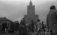 1977, Warszawa, Polska.
Kiermasz Książki na placu Defilad. W tle Pałac Kultury i Nauki.
Fot. Romuald Broniarek, zbiory Ośrodka KARTA