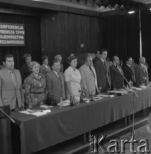 1978, Warszawa, Polska.
XIII Konferencja Sprawozdawczo-Wyborcza TPPR Stołecznego Województwa Warszawskiego. Jan Szydlak - prezes Zarządu Głównego Towarzystwa Przyjaźni Polsko-Radzieckiej (trzeci z prawej).
Fot. Romuald Broniarek, zbiory Ośrodka KARTA