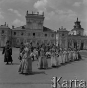 1978, Warszawa, Polska.
Państwowy Zespół Ludowy Pieśni i Tańca „Mazowsze” im. Tadeusza Sygietyńskiego w Ogrodzie w Wilanowie. W tle Pałac w Wilanowie.
Fot. Romuald Broniarek, zbiory Ośrodka KARTA