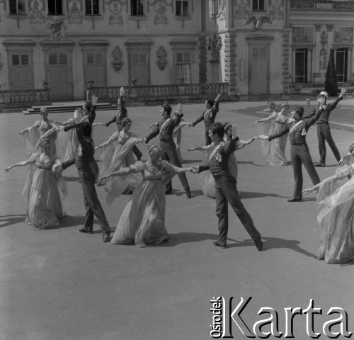 1978, Warszawa, Polska.
Państwowy Zespół Ludowy Pieśni i Tańca „Mazowsze” im. Tadeusza Sygietyńskiego w Ogrodzie w Wilanowie. W tle Pałac w Wilanowie.
Fot. Romuald Broniarek, zbiory Ośrodka KARTA