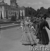 1978, Warszawa, Polska.
Państwowy Zespół Ludowy Pieśni i Tańca „Mazowsze” im. Tadeusza Sygietyńskiego w Ogrodzie w Wilanowie. W tle Pałac w Wilanowie.
Fot. Romuald Broniarek, zbiory Ośrodka KARTA