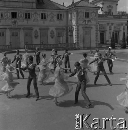 1978, Warszawa, Polska.
Państwowy Zespół Ludowy Pieśni i Tańca „Mazowsze” im. Tadeusza Sygietyńskiego w Ogrodzie w Wilanowie. W tle Pałac w Wilanowie.
Fot. Romuald Broniarek, zbiory Ośrodka KARTA