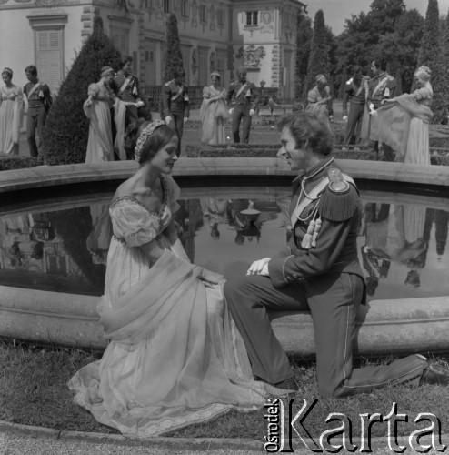 1978, Warszawa, Polska.
Państwowy Zespół Ludowy Pieśni i Tańca „Mazowsze” im. Tadeusza Sygietyńskiego w Ogrodzie w Wilanowie. W tle Pałac w Wilanowie.
Fot. Romuald Broniarek, zbiory Ośrodka KARTA