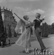 1978, Warszawa, Polska.
Państwowy Zespół Ludowy Pieśni i Tańca „Mazowsze” im. Tadeusza Sygietyńskiego w Ogrodzie w Wilanowie. W tle Pałac w Wilanowie.
Fot. Romuald Broniarek, zbiory Ośrodka KARTA