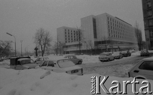 1979, Warszawa, Polska.
Zima stulecia. Plac Stanisława Małachowskiego. W tle Hotel Victoria.
Fot. Romuald Broniarek, zbiory Ośrodka KARTA