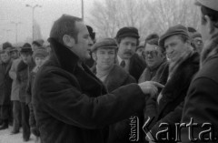 1979, Warszawa, Polska.
Zima stulecia. Kierowca rajdowy Sobiesław Zasada (drugi z prawej) uczy jak jeździć samochodem zimą.
Fot. Romuald Broniarek, zbiory Ośrodka KARTA