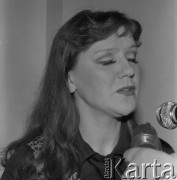 Kwiecień 1979, Polska.
Pieśniarka rosyjska Żanna Biczewska.
Fot. Romuald Broniarek, zbiory Ośrodka KARTA