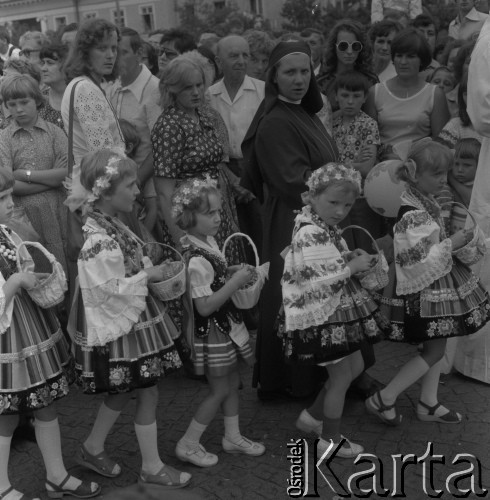 1979, Łowicz, Polska.
Procesja.
Fot. Romuald Broniarek, zbiory Ośrodka KARTA