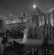 1979, Kołobrzeg, Polska.
Festiwal Piosenki Żołnierskiej. Piosenkarka Regina Pisarek.
Fot. Romuald Broniarek, zbiory ośrodka KARTA