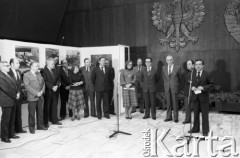 1981, Warszawa, Polska.
Wystawa fotograficzna radzieckiej agencji informacyjnej TASS w Domu Przyjaźni Towarzystwa Przyjaźni Polsko-Radzieckiej przy ulicy Marszałkowskiej 115. Borys Aristow - ambasador ZSRR w Polsce (czwarty z prawej).
Fot. Romuald Broniarek, zbiory Ośrodka KARTA