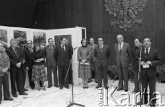 1981, Warszawa, Polska.
Wystawa fotograficzna radzieckiej agencji informacyjnej TASS w Domu Przyjaźni Towarzystwa Przyjaźni Polsko-Radzieckiej przy ulicy Marszałkowskiej 115. Borys Aristow - ambasador ZSRR w Polsce (czwarty z prawej).
Fot. Romuald Broniarek, zbiory Ośrodka KARTA