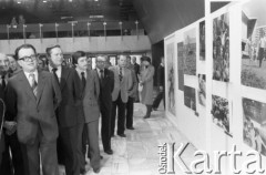 1981, Warszawa, Polska.
Wystawa fotograficzna radzieckiej agencji informacyjnej TASS w Domu Przyjaźni Towarzystwa Przyjaźni Polsko-Radzieckiej przy ulicy Marszałkowskiej 115. Borys Aristow - ambasador ZSRR w Polsce (pierwszy z lewej).
Fot. Romuald Broniarek, zbiory Ośrodka KARTA