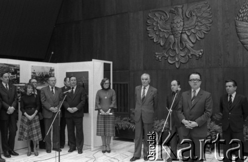 1981, Warszawa, Polska.
Wystawa fotograficzna radzieckiej agencji informacyjnej TASS w Domu Przyjaźni Towarzystwa Przyjaźni Polsko-Radzieckiej przy ulicy Marszałkowskiej 115. Borys Aristow - ambasador ZSRR w Polsce (przy mikrofonie).
Fot. Romuald Broniarek, zbiory Ośrodka KARTA