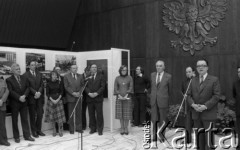 1981, Warszawa, Polska.
Wystawa fotograficzna radzieckiej agencji informacyjnej TASS w Domu Przyjaźni Towarzystwa Przyjaźni Polsko-Radzieckiej przy ulicy Marszałkowskiej 115. Borys Aristow - ambasador ZSRR w Polsce (przy mikrofonie).
Fot. Romuald Broniarek, zbiory Ośrodka KARTA