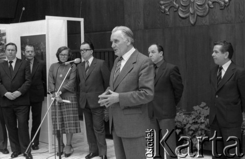 1981, Warszawa, Polska.
Wystawa fotograficzna radzieckiej agencji informacyjnej TASS w Domu Przyjaźni Towarzystwa Przyjaźni Polsko-Radzieckiej przy ulicy Marszałkowskiej 115. Borys Aristow - ambasador ZSRR w Polsce (czwarty z lewej).
Fot. Romuald Broniarek, zbiory Ośrodka KARTA