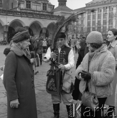 1981, Kraków, Polska.
Rynek Główny. W tle Sukiennice.
Fot. Romuald Broniarek, zbiory Ośrodka KARTA