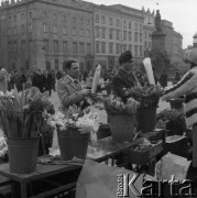 1981, Kraków, Polska.
Rynek Główny. W tle pomnik Adama Mickiewicza.
Fot. Romuald Broniarek, zbiory Ośrodka KARTA