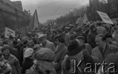 1.05.1981, Warszawa, Polska.
Pochód pierwszomajowy na ulicy Marszałkowskiej. Transparent: 