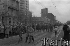 1.05.1981, Warszawa, Polska.
Pochód pierwszomajowy na ulicy Marszałkowskiej.
Fot. Romuald Broniarek, zbiory Ośrodka KARTA