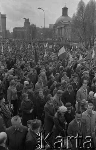 1.05.1981, Warszawa, Polska.
Pochód pierwszomajowy na placu Stanisława Małachowskiego. W tle z prawej strony pałac Zachęty i Kościół Świętej Trójcy.
Fot. Romuald Broniarek, zbiory Ośrodka KARTA
