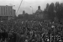 1.05.1981, Warszawa, Polska.
Pochód pierwszomajowy na placu Stanisława Małachowskiego. W tle z prawej strony pałac Zachęty i  Kościół Świętej Trójcy. Z lewej Hotel Victoria.
Fot. Romuald Broniarek, zbiory Ośrodka KARTA