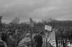 1.05.1981, Warszawa, Polska.
Pochód pierwszomajowy na placu Teatralnym. W tle Pomnik Bohaterów Warszawy. Transparent: 