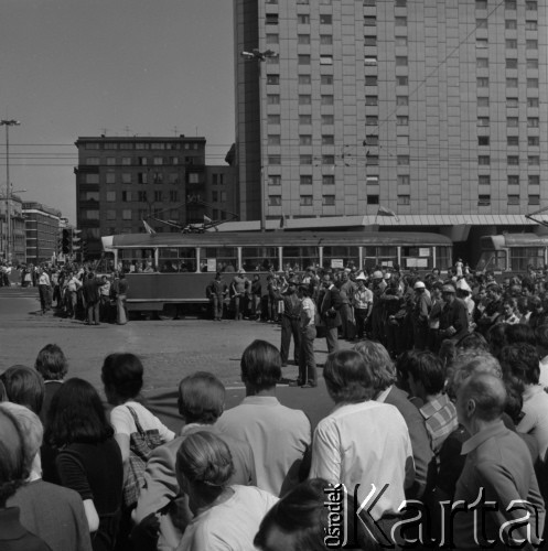 1981, Warszawa, Polska.
Strajk Miejskich Zakładów Komunikacyjnych na rondzie Romana Dmowskiego.
Fot. Romuald Broniarek, zbiory ośrodka KARTA